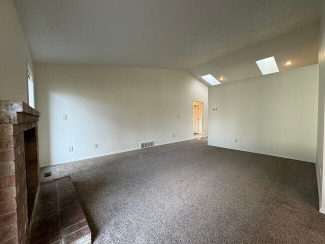 Building Photo - 6936 N Old Fort Dr