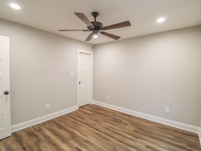 Building Photo - Nice Townhome in Athens City! $250 Amenity...