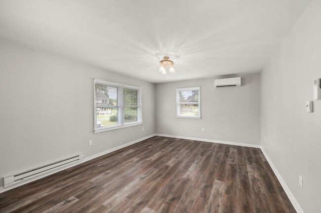 Building Photo - For rent in Eastman Heights, Milford: Room...