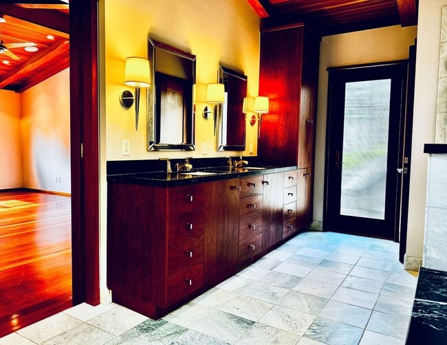 Building Photo - Private. Polished. Perfectly Larkspur.