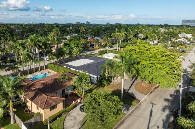 Building Photo - 1141 N North Lake Dr