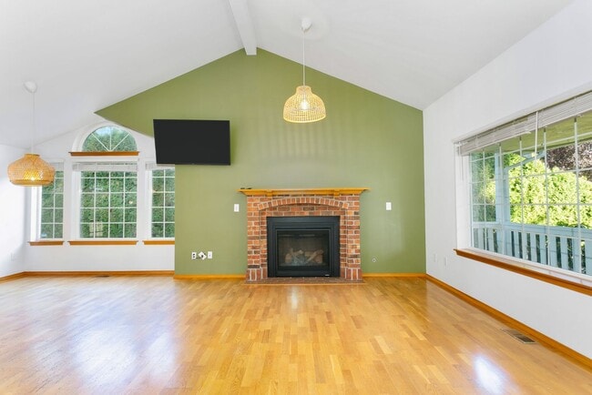 Building Photo - 2bd 2ba luxury duplex