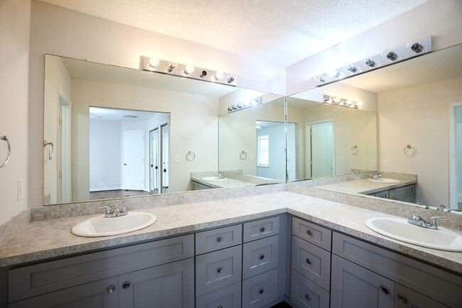 Building Photo - Stylish 3-Bedroom Home with Bonus Space an...