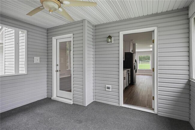 Building Photo - 410 Hickory Walk