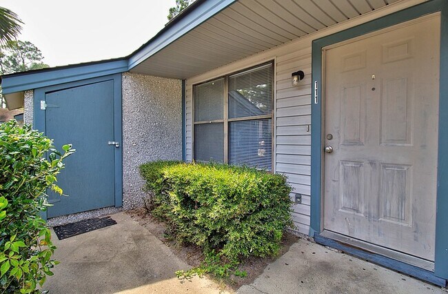 Building Photo - 910 Brett Dr