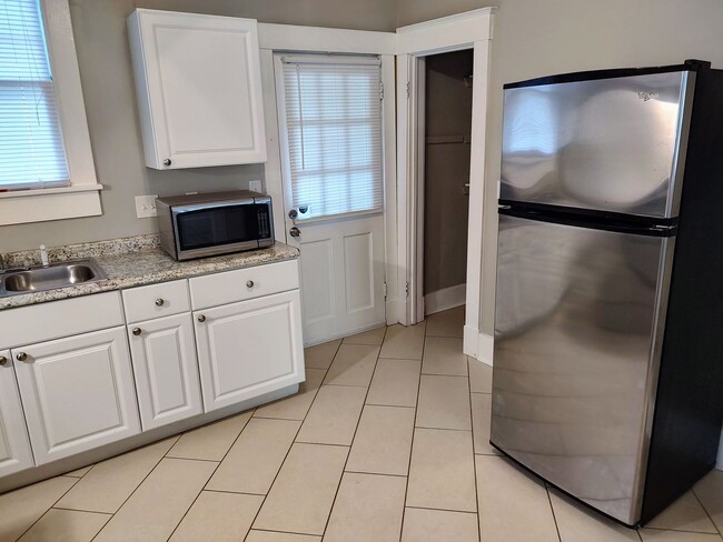 Building Photo - Large 2BR/1BA Downtown House Steps From Daffin Park