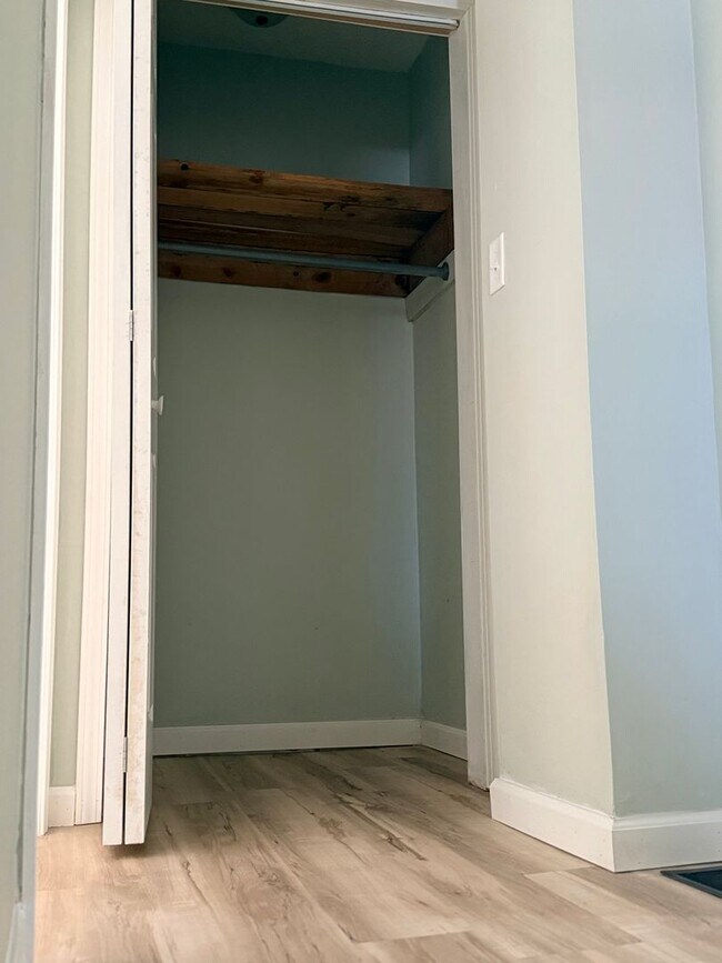 Building Photo - 2 Bedroom Apt - Utilities Paid