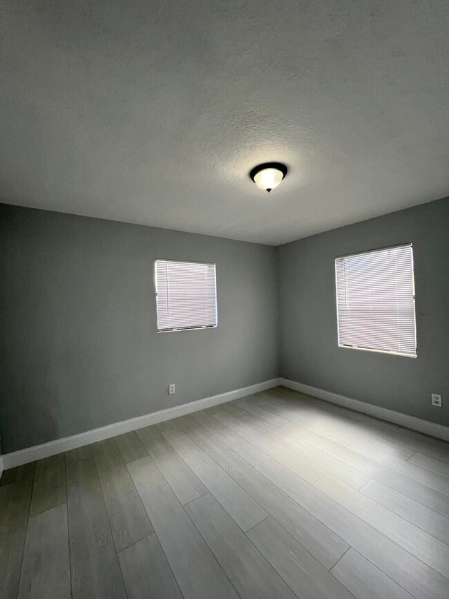 Building Photo - 1273 W 34th St