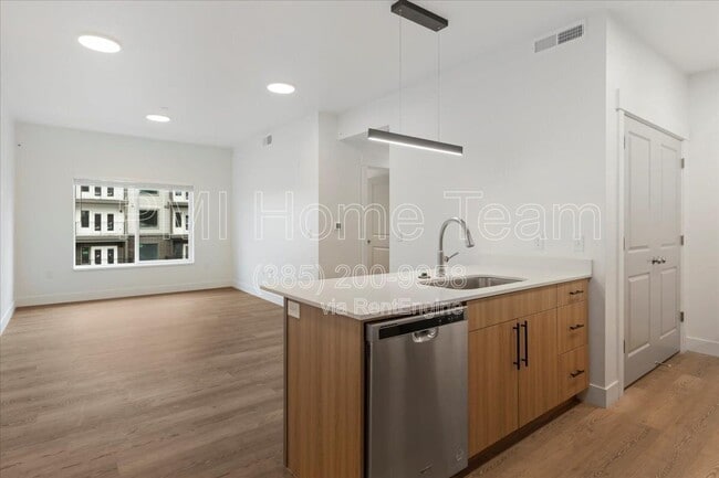 Building Photo - 3378 Washington Blvd