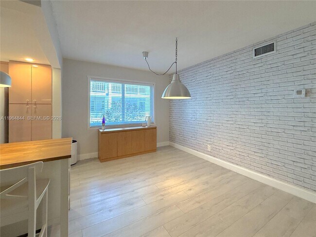 Building Photo - 541 Blue Heron Dr