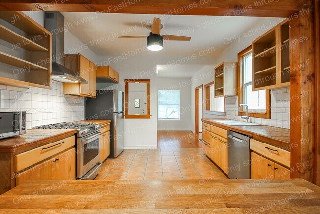 Building Photo - 5527 SE 71st Ave