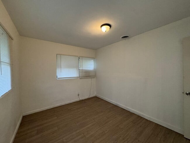 Building Photo - 416 Sun Ct
