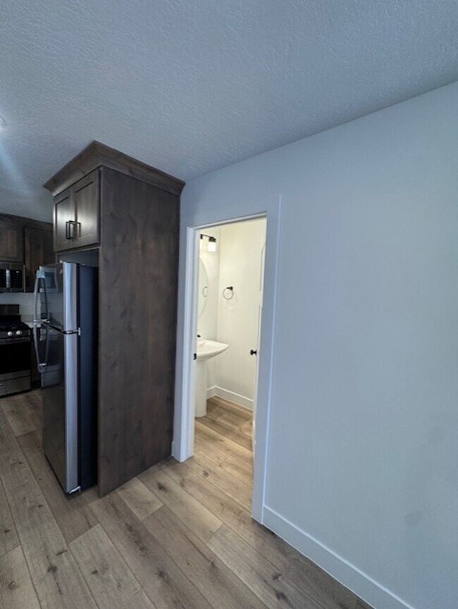 Building Photo - Room for Rent in Two Bedroom Unit