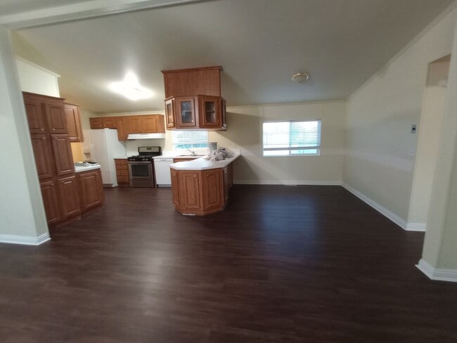 Building Photo - 3 Bed Charming Updated Home Silver Springs