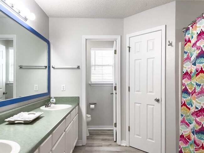 Building Photo - 852 Ladner Dr