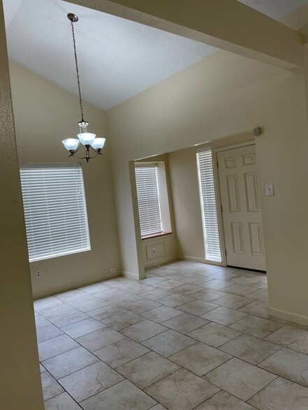 Building Photo - 2627 Old Fort Rd