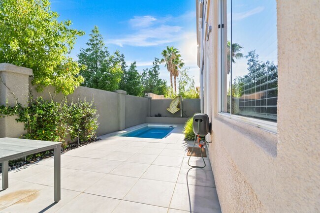 Building Photo - SW!!!  Pool!!! With jets!! Low Maintenance...