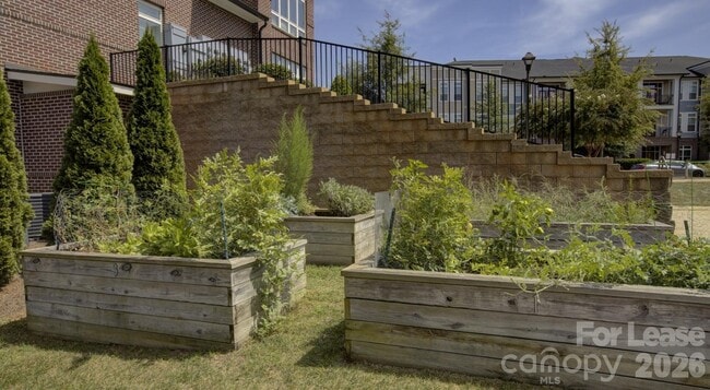 Building Photo - 16408 Holly Crest Ln