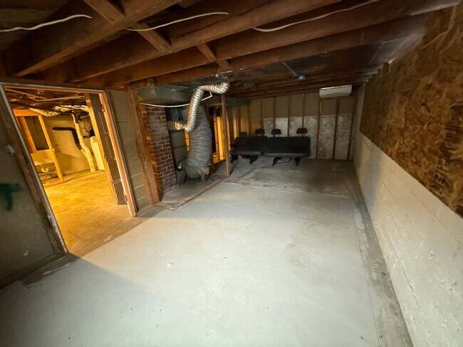 Building Photo - Now Available: $2600/month - 6 MONTH LEASE...