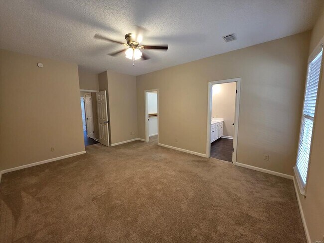 Building Photo - 2230 Kingsbury Dr