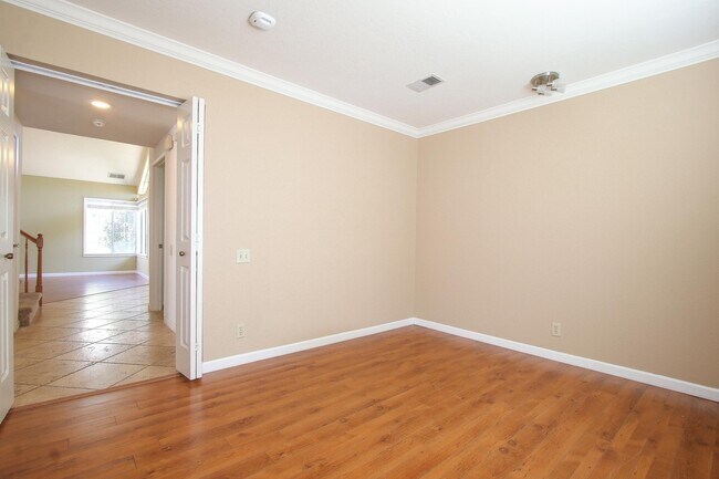 Building Photo - Large 4BR 3BA Updated Home in Quiet Neighb...