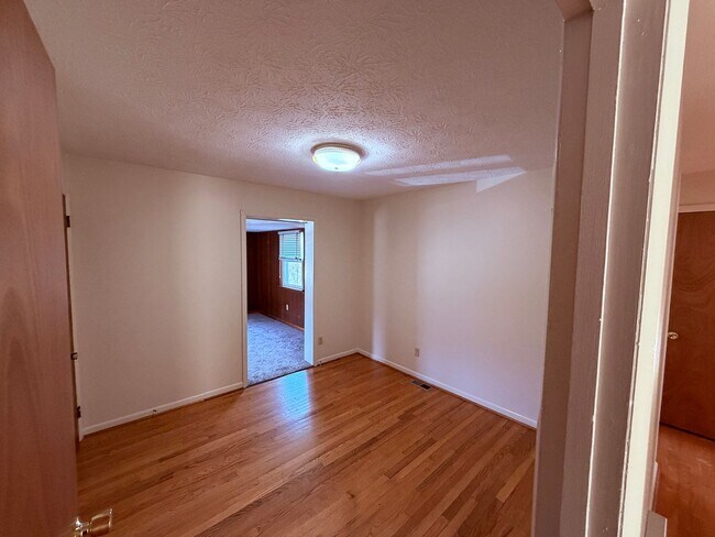 Building Photo - Charming Country Home with Spacious Yard & Mountain Views – Singers Glen, VA