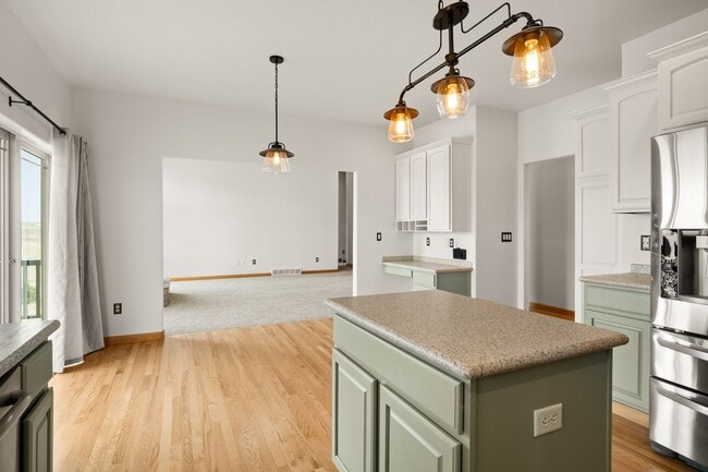 Building Photo - Executive 3-Bed Ranch Main Level - Private...