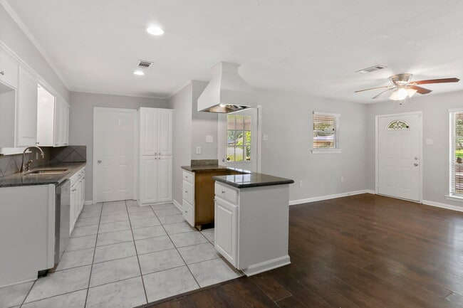Building Photo - 9644 Meadowdale Dr