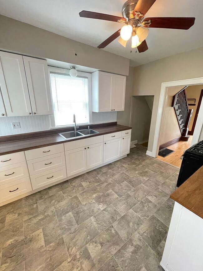 Building Photo - AVAILABLE NOW - 2 Bedroom, 1 Bath Brand ne...