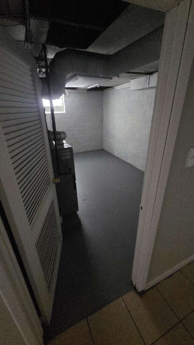 Building Photo - 4 Bedroom 2 Bath - Split Level Single Family Home!