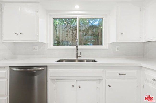Building Photo - 3101 Beachwood Dr