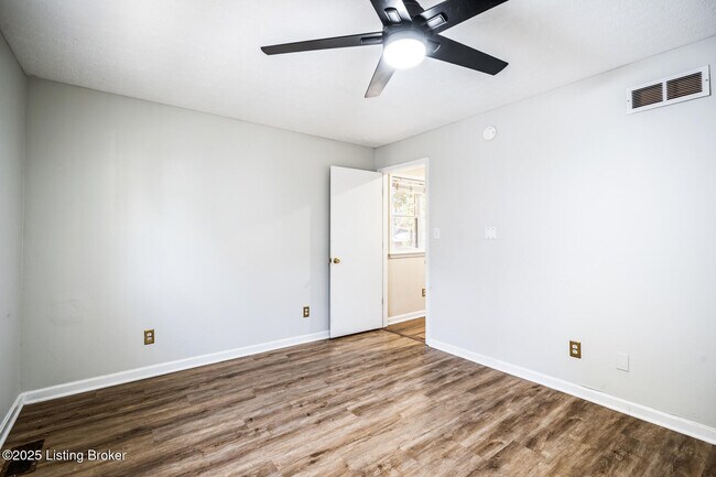 Building Photo - 614 E Brandeis Ave