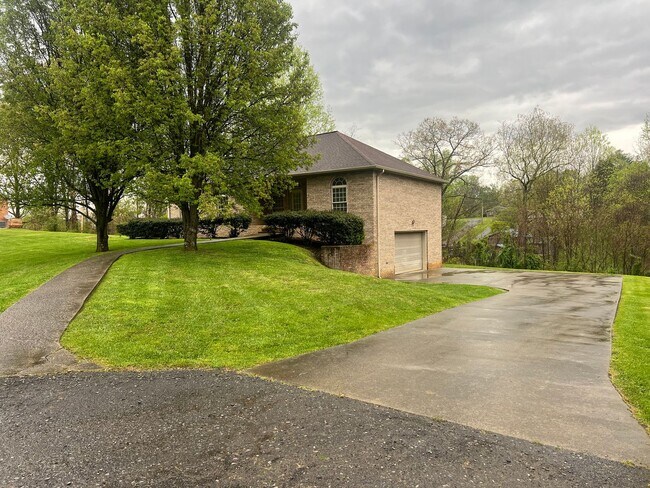 Building Photo - 1212 Ridgewood Ct
