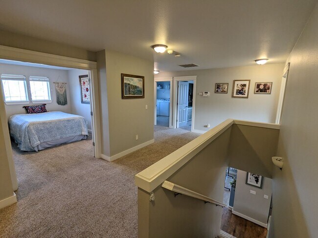Building Photo - Large 3BD plus bonus rm and den