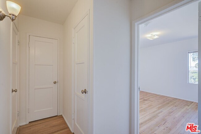 Building Photo - 2710 Bellevue Ave