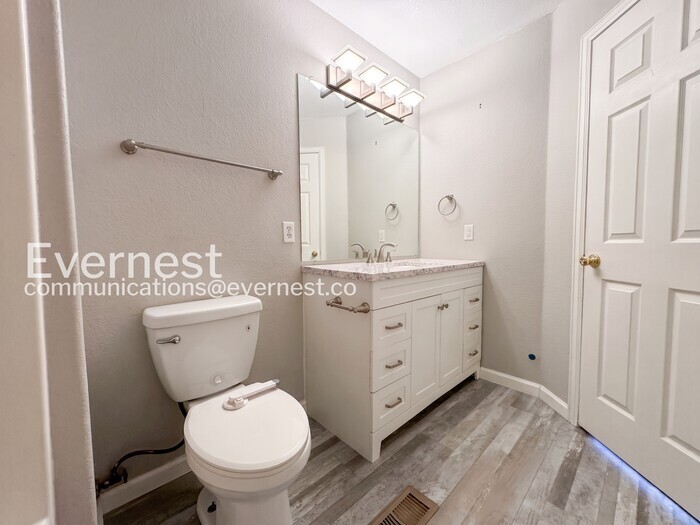 Building Photo - 2040 Oakcrest Cir