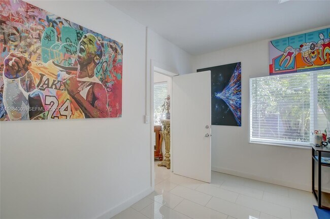 Building Photo - 2601 NE 11th Ct