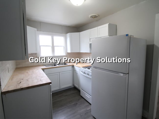 Building Photo - Attractive 2 BR 1 BA House with Garage and...