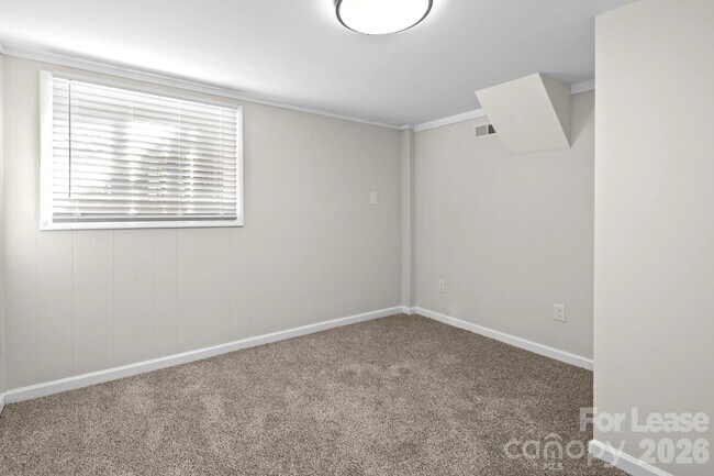 Building Photo - 801 Davenport St