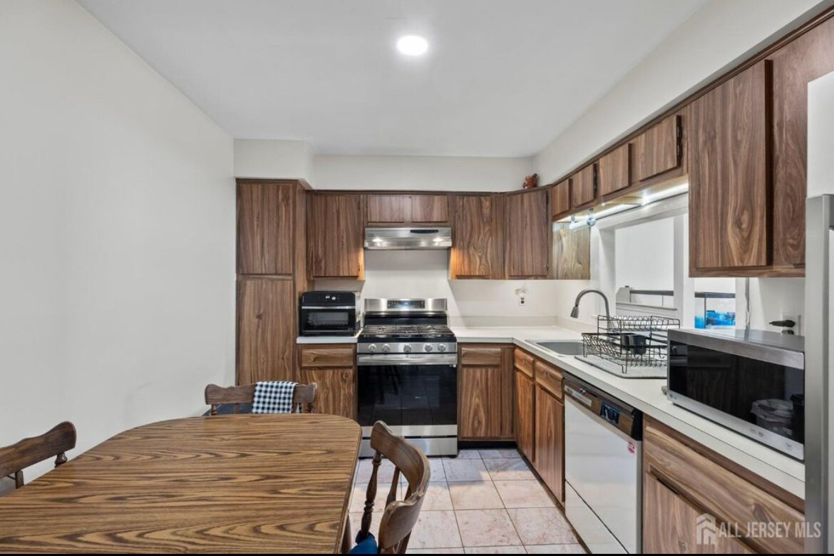 Kitchen - 284 Willowbrook Dr
