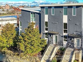 Building Photo - 3220 Franklin Ave E