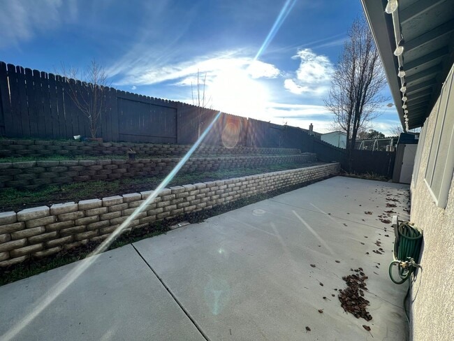 Building Photo - 412 Apple Way