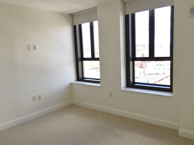 Building Photo - 875 Elm St