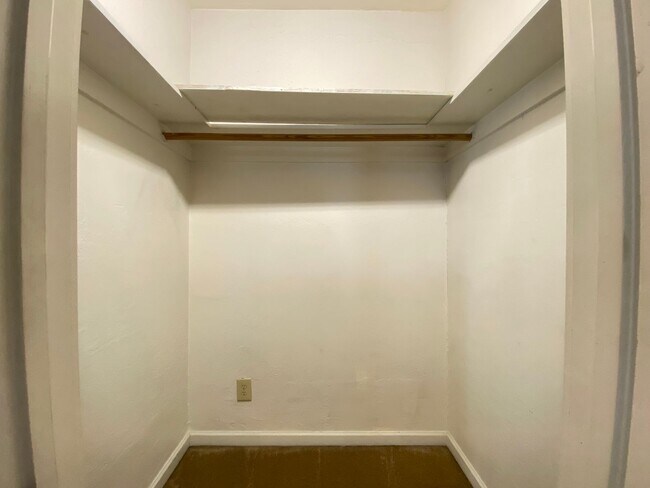 Building Photo - Spacious Studio Apartment