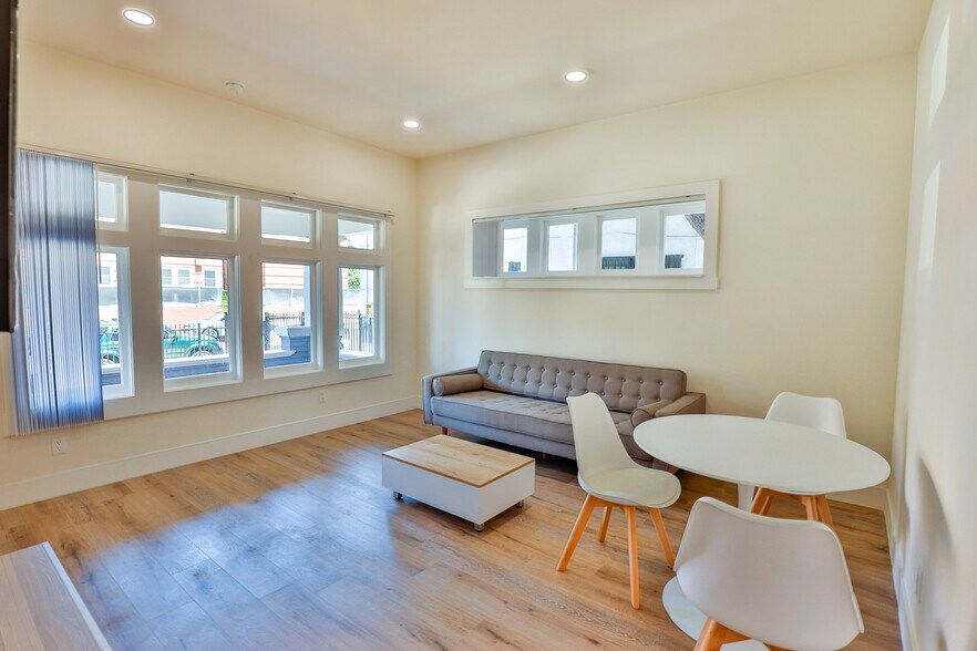 Building Photo - 1426 W 27th St