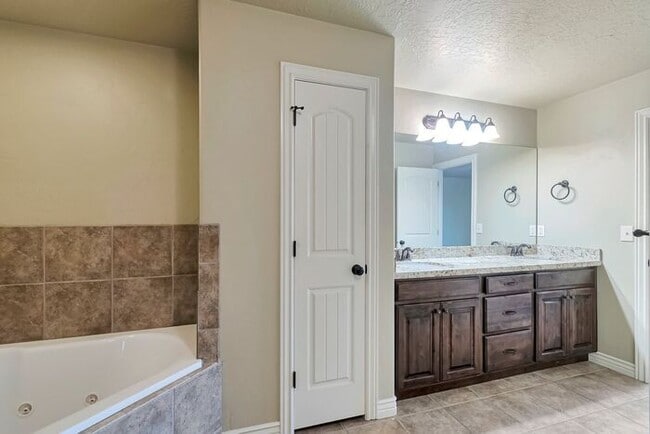 Building Photo - Beautiful Orem Townhome