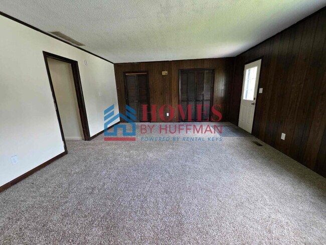 Building Photo - Two Bedroom House | Detached Garage