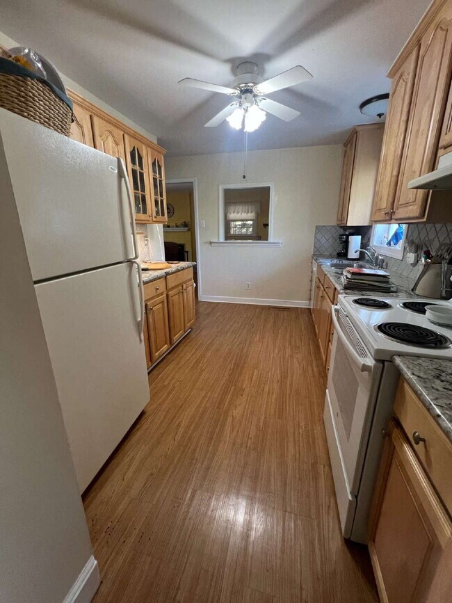 Building Photo - Lovely One Level House in SW Roanoke! 3 Bd...