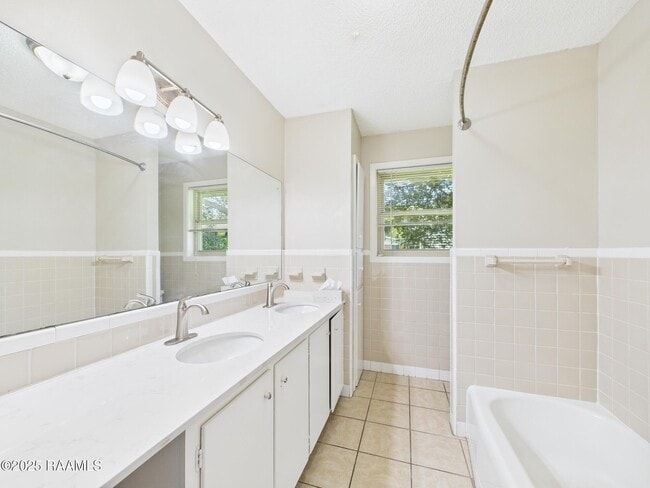 Building Photo - 200 Claymore Dr