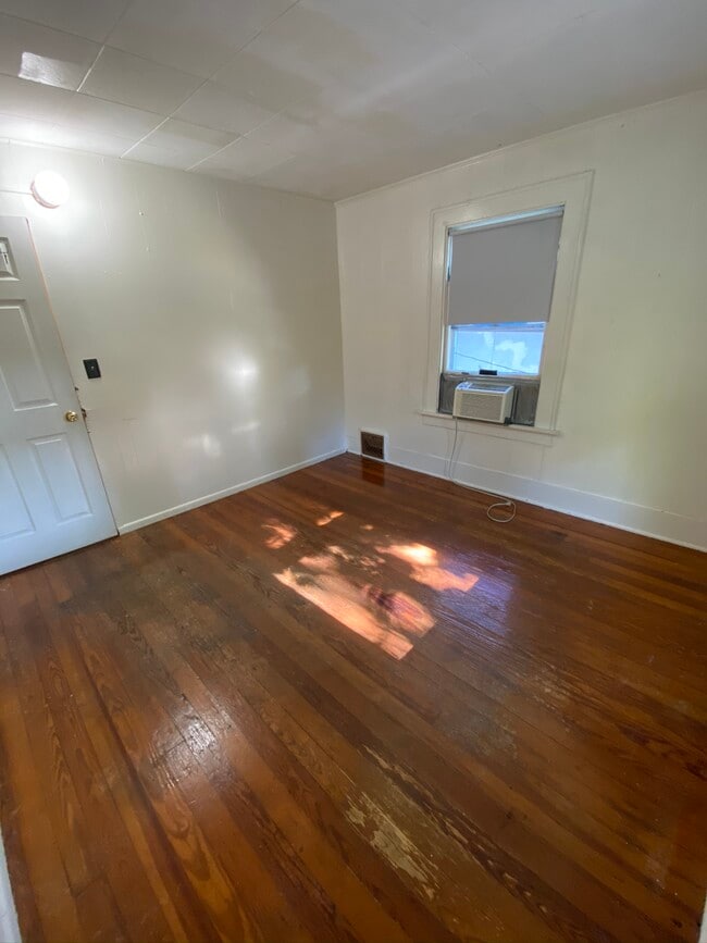 Building Photo - Private Room 714